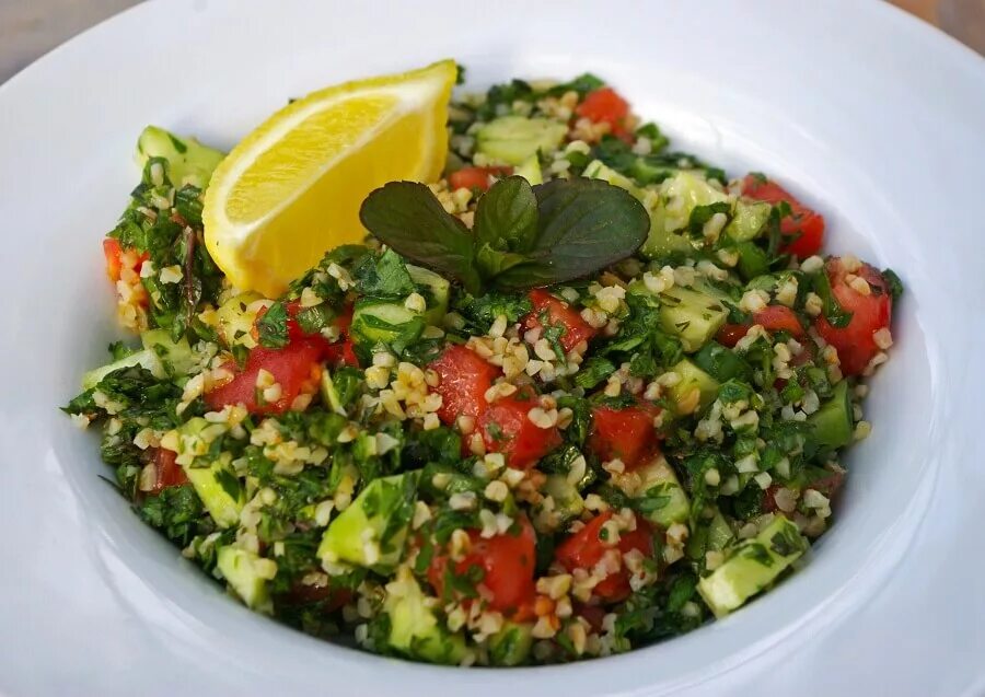 Салат табуле с киноа. Салат табуле. Табуле с кускусом и овощами. Табуле с киноа. Киноа с кускусом.