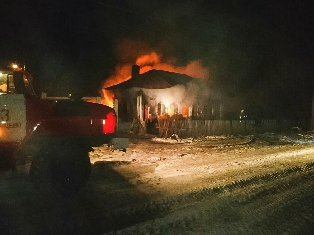 Пожар Муромцевский район. Пожары в Омской области. Пожар Скорела деревня восмской области. Ночной пожар в деревне. В омской области сгорели