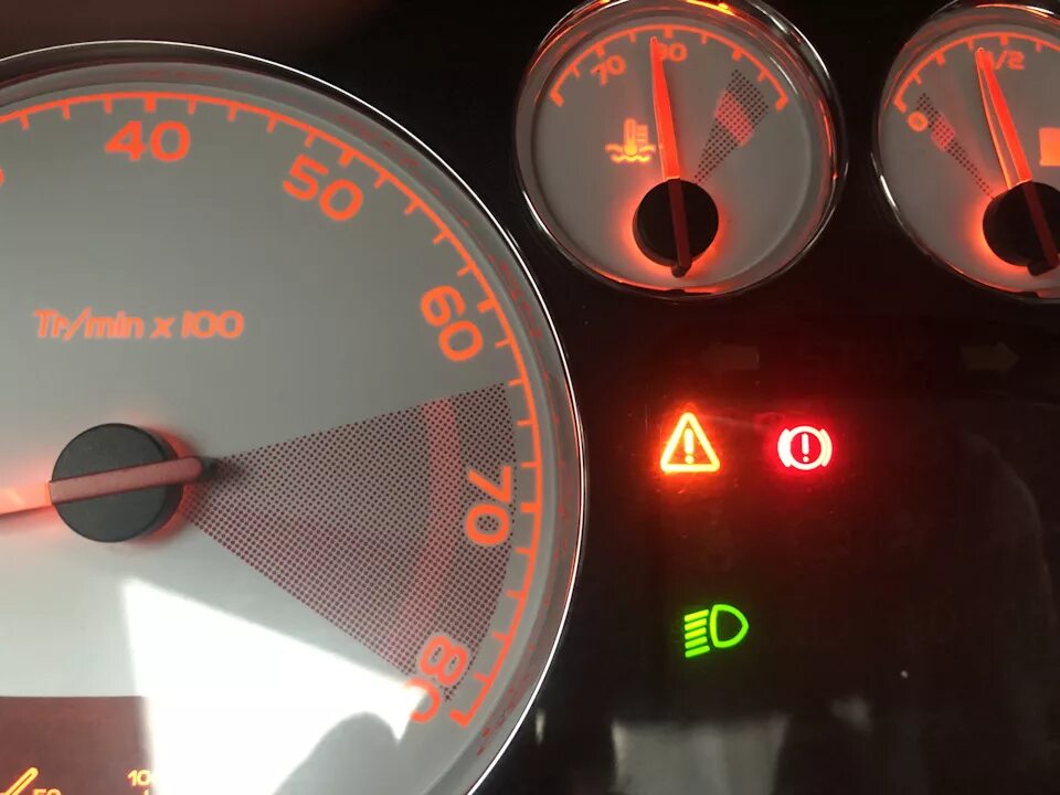 Аварийный режим акпп ауди. Горящие значки на панели пежо 308. Аварийный режим акпп е60 на панели. Как выключить аварийный режим даф106. Чек пежо 308.