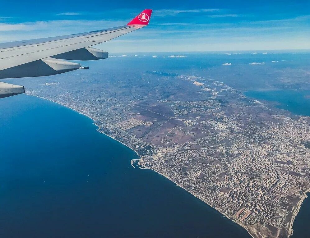 Россия летает в турцию. Вид из самолета. Вид из окна самолета. Море из самолета. Вид с самолета на землю.