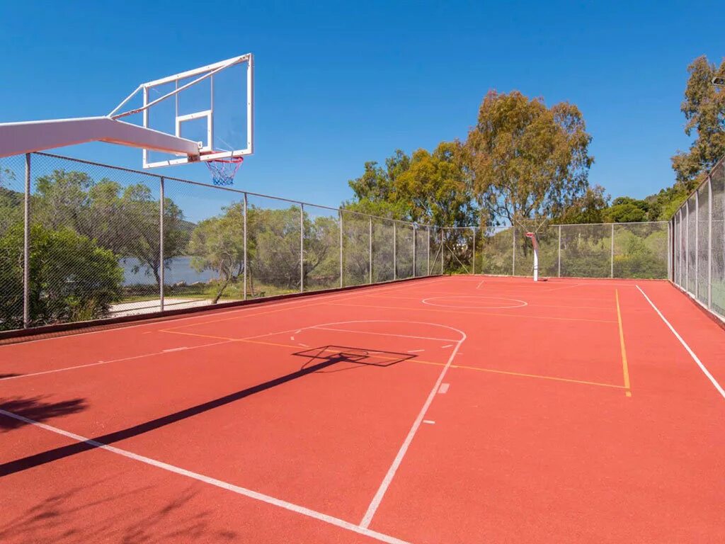 Рижка баскетбольная площадка. Баскетбольный корт. Баскетбольная площадка бостон. Баскетбольная площадка стритбол. Баскетбольное поле.