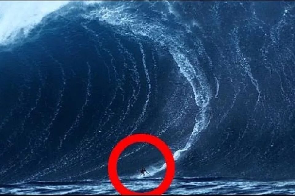 Гигантские волны. Цунами тихого океана 30 метров. Португалия волны 30 метров. Волна 0 3 метра. Самая высокая волна.