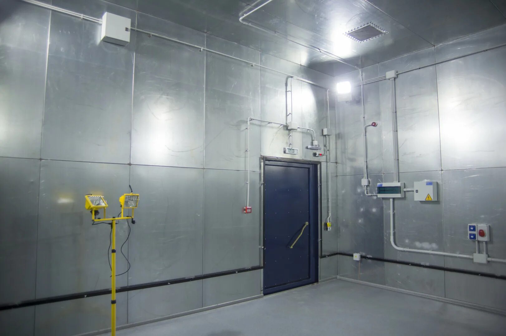 Экранирование электромагнитного излучения. Экранирование помещения от электромагнитных излучений. Стационарные экранирующие устройства. Экранирование устройств. Экранированная камера фарадея.