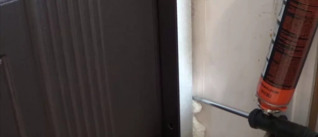 Дверь установка сколько пены нужно