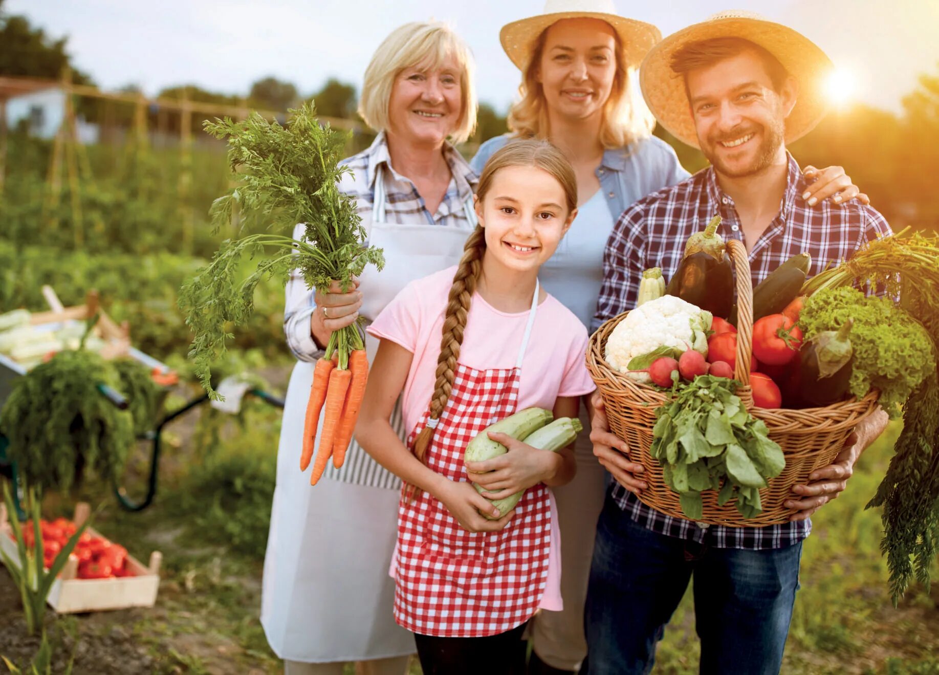 Vegetable family. Деревенская семья. Фермерская семья. Счастливая семья с урожаем. Фермер с урожаем.