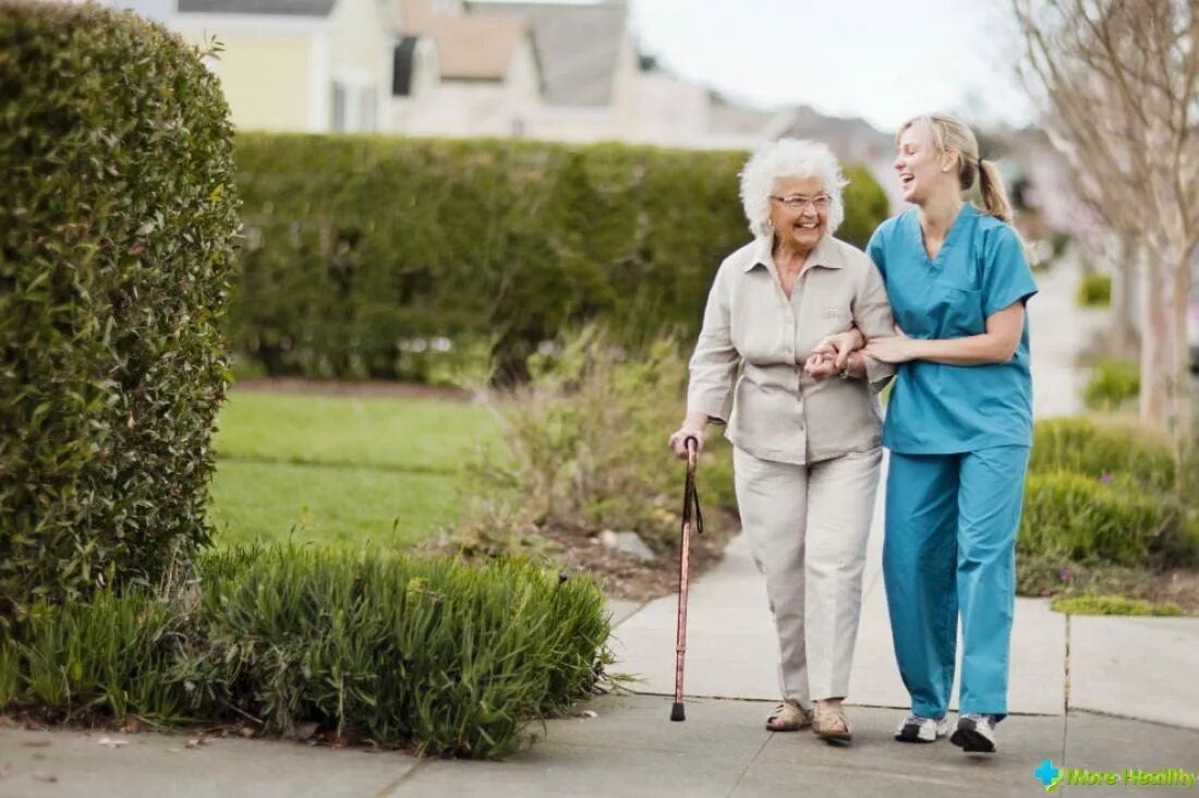 больной гуляет. пациент на прогулке. санаторно-курортная реабилитация. ходьба лфк. сватово психиатрическая больница.