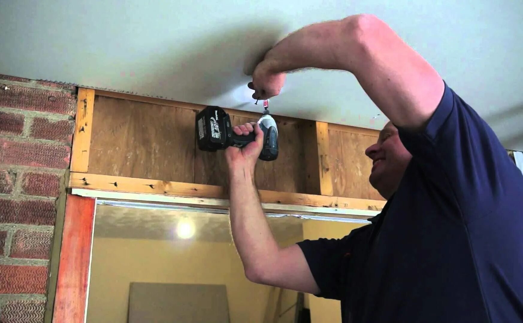 Дюбель молли для гипсокартона. Крепёж для вагонки на потолке. Крепёж натяжного потолка к стене из гипсокартона. Видео как прикрутить. Закрепление крючка с помощью герметика.