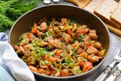 Вкусная свинина на сковороде с овощами