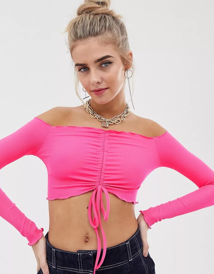 топы розового цвета. розовые нике. девушка в розовом топе. яркий розовый топ. блузка mohito фуксия.