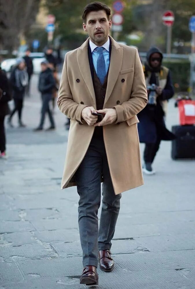 Мужские луки с пальто. Пальто кэмел мужское. Бежевое пальто мужское лук. Коричневое пальто мужское. Мужчина в бежевом пальто.