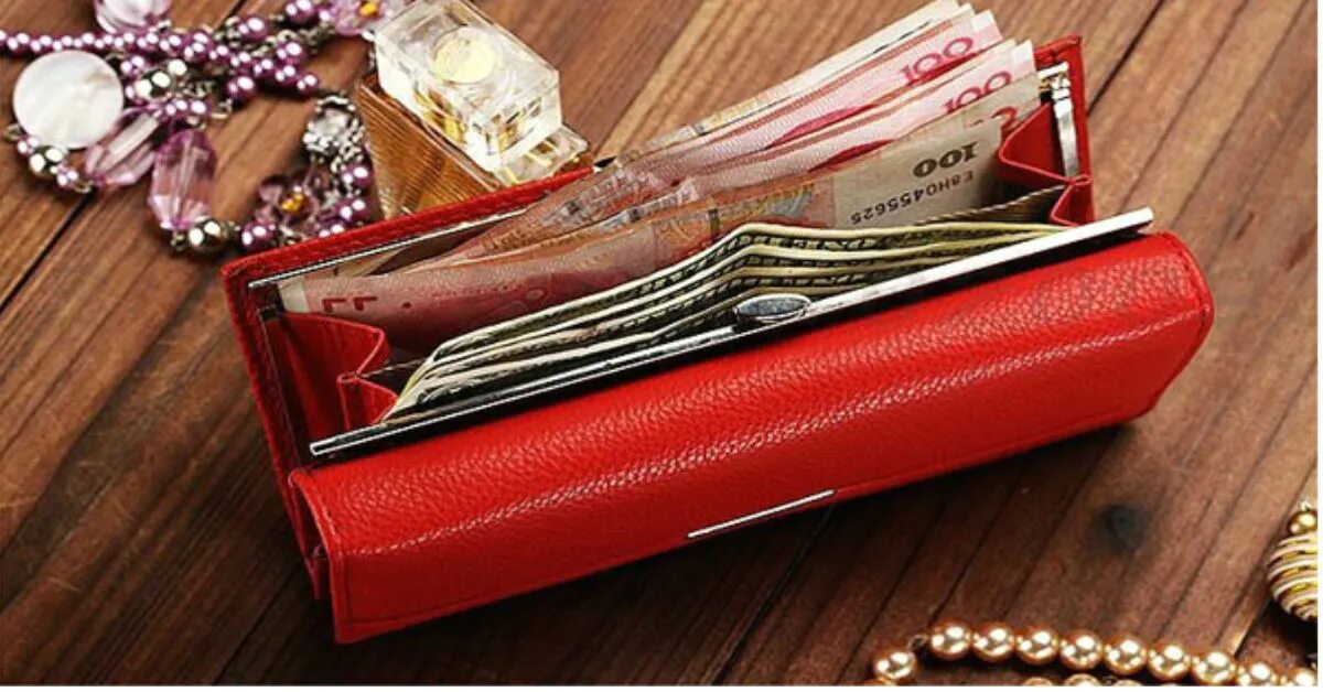 Кошелек с деньгами. Женский кошелек с деньгами. Красный кошелек с деньгами. Портмоне с деньгами.