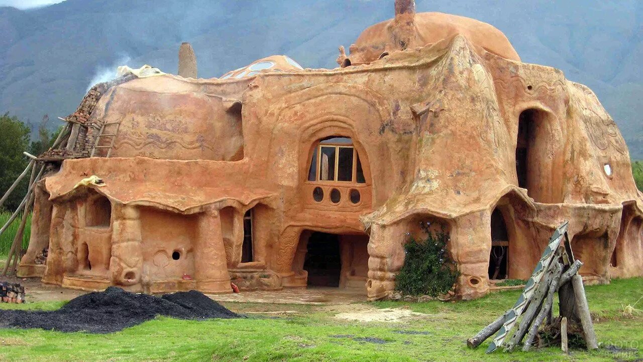 Глинобитные хижины древней греции. Колумбия, вилья-де-лейва, терракотовый дом (casa terracota). Саманный дом хоббита интерьер. Вилла де лейва колумбия. Саманные глинобитные домики.