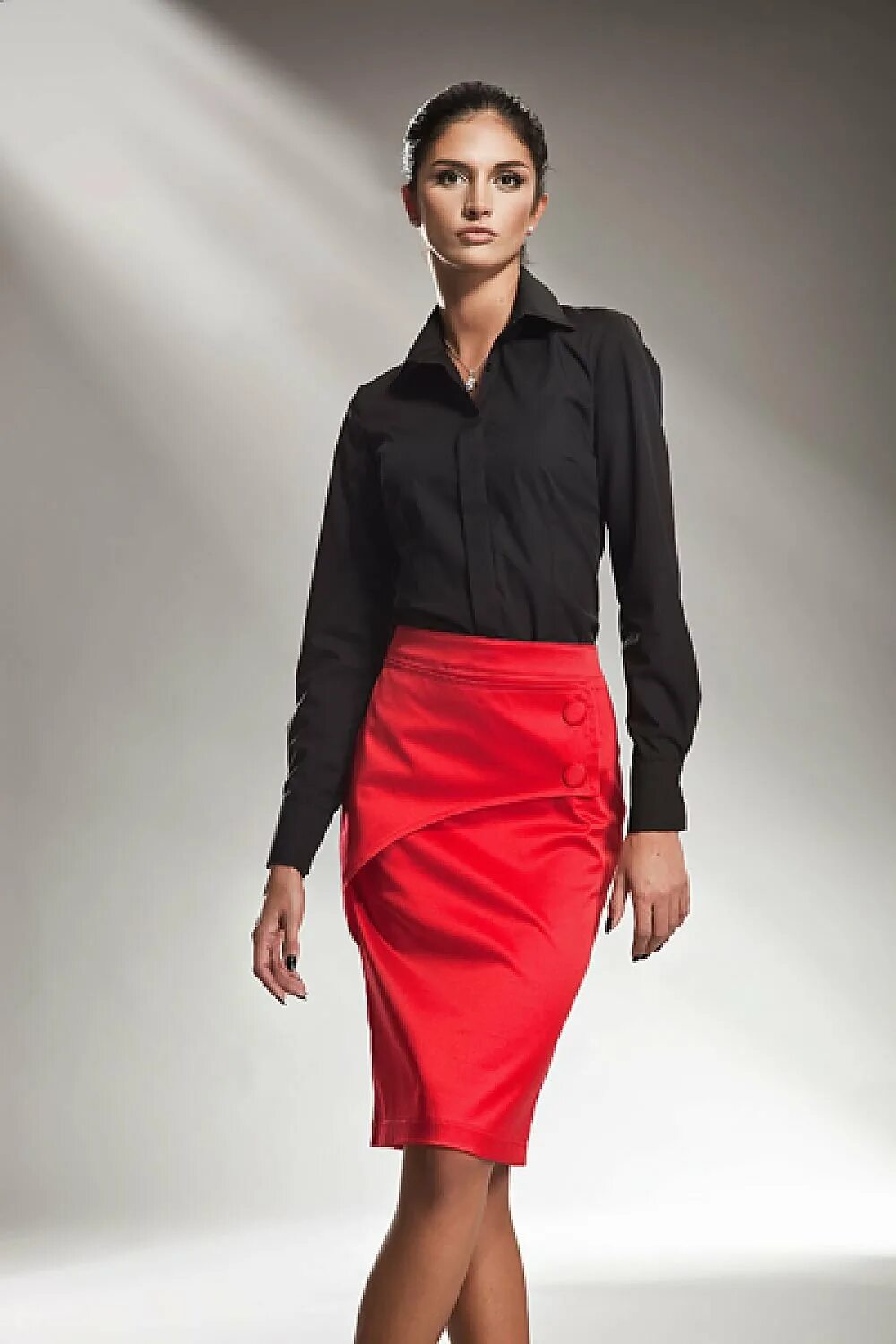 Красная блузка сочетается. Юбка красная. красная юбка и черная блузка. блузка к красной юбке. юбка карандаш.
