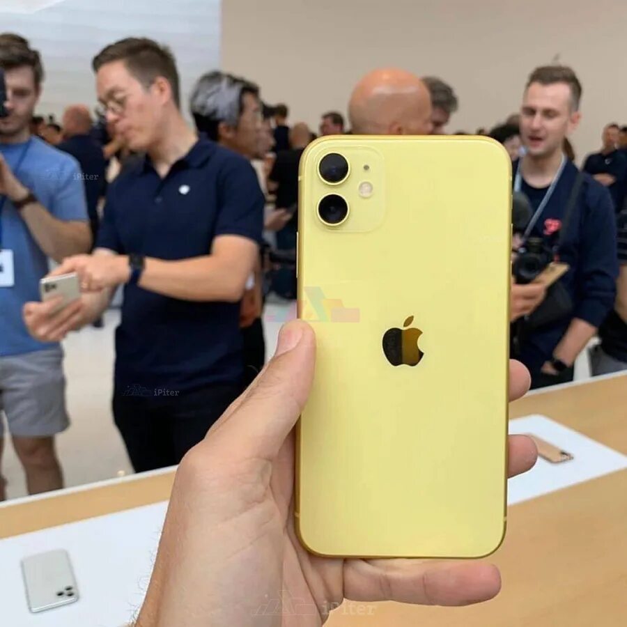 Желтый в реальной жизни. Iphone 11 Yellow. Айфон 11 желтый. Iphone 11 64gb Yellow. Айфон 11 жёлтый 64 ГБ.