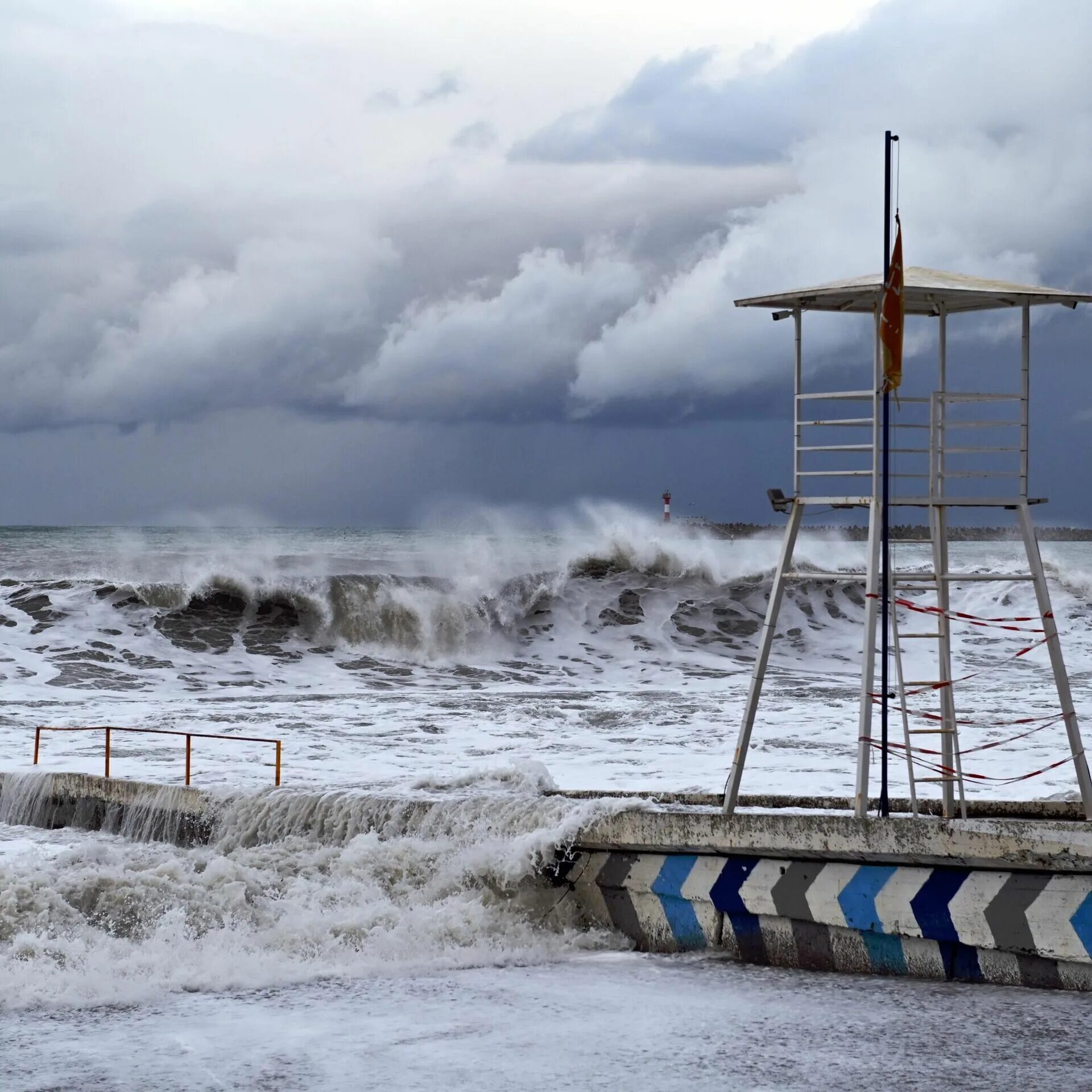 Видео шторма сегодня. Шторм в Сочи 2022. Лазаревское море шторм 2022. Шторм в Сочи 2023. Шторм в Сочи 2023 в июне.