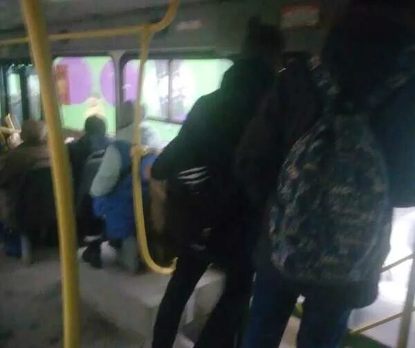 На остановке общественного транспорта подростки нецензурно. Подростки в автобусе Брянск. Наглец в автобусе. Скандал автобусе подростков. Картинка вызывающее поведение подростков в автобусе.