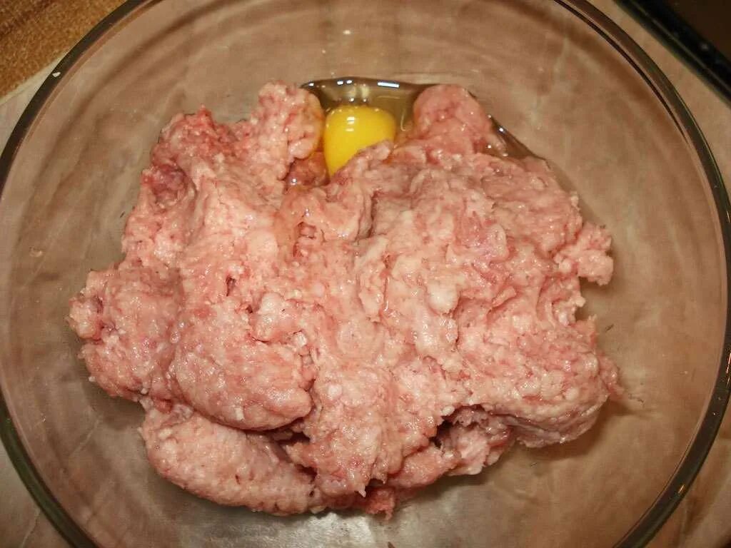 Мясной фарш для котлет. Яйцо в фарш для котлет обязательно. Фарш для биточков. Фарш яйцо лук. Солим и перчим фарш.
