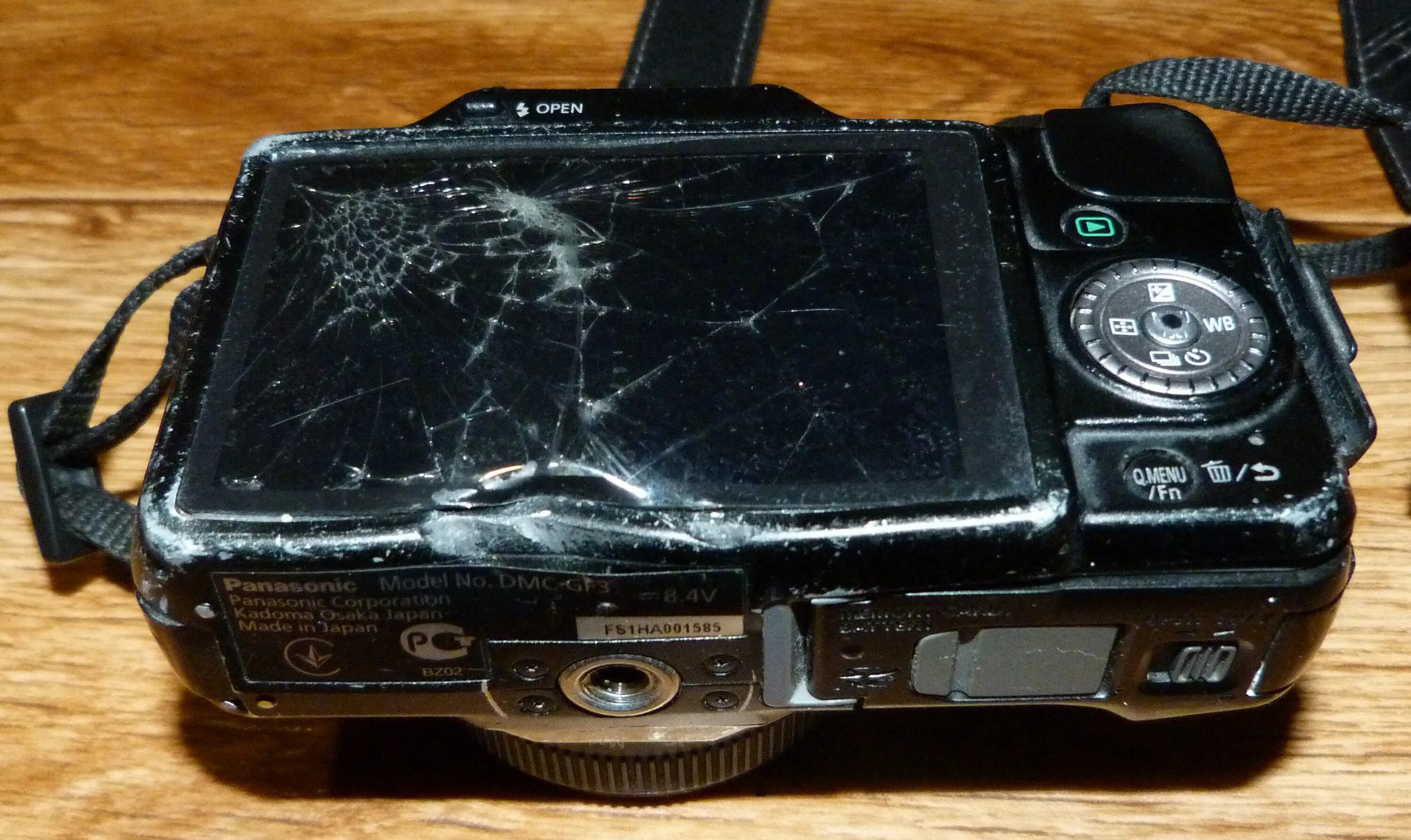 Разбил камеру. Сломанный фотоаппарат. Разбитый фотоаппарат. Разбитая видеокамера. Сломался фотик.