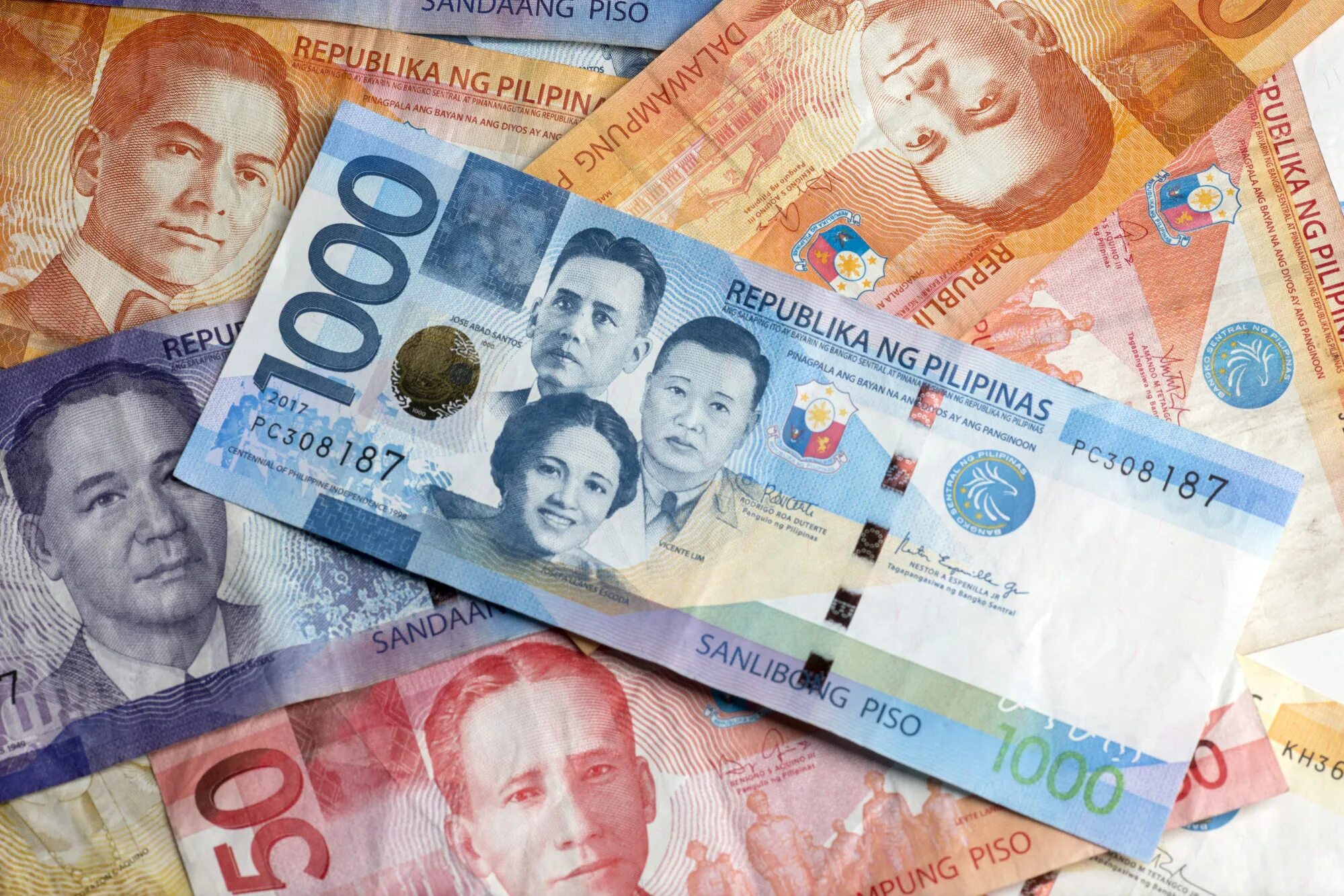 Филиппинское песо к рублю курс на сегодня. Филиппинское песо. Филиппинское песо валюта. Peso Филиппины. Филиппинские песо в руках.