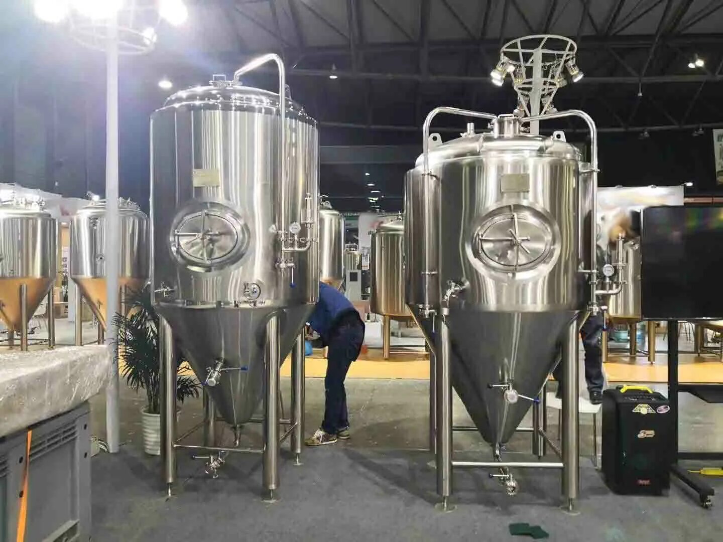 Пивовар цена. Оборудование для мини пивоварни. Резервуар-ферментер большой пивзавод.