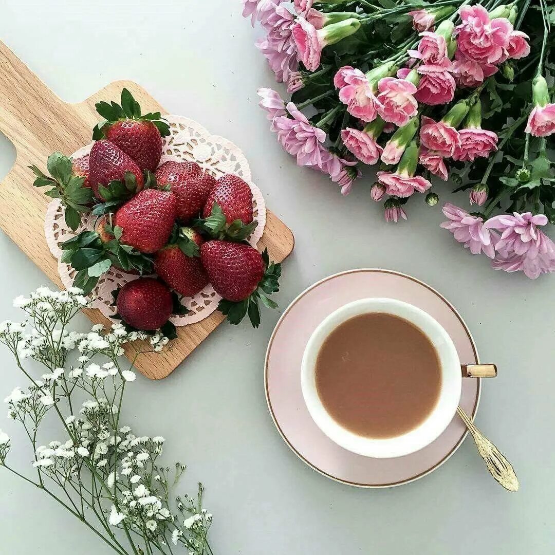 Картинка доброе утро с кофе и цветами. Кофе и цветы. Утро кофе цветы. Красивый завтрак с цветами. Красивые цветы в чашке.
