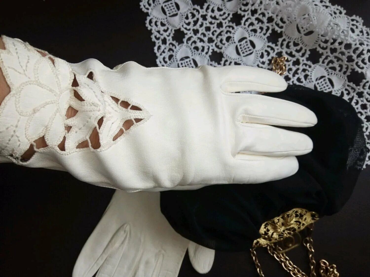 24 белых перчатки и 20 черных. Белые кожаные перчатки. Перчатки красивые женские. Винтажные перчатки. Винтажные перчатки женские.