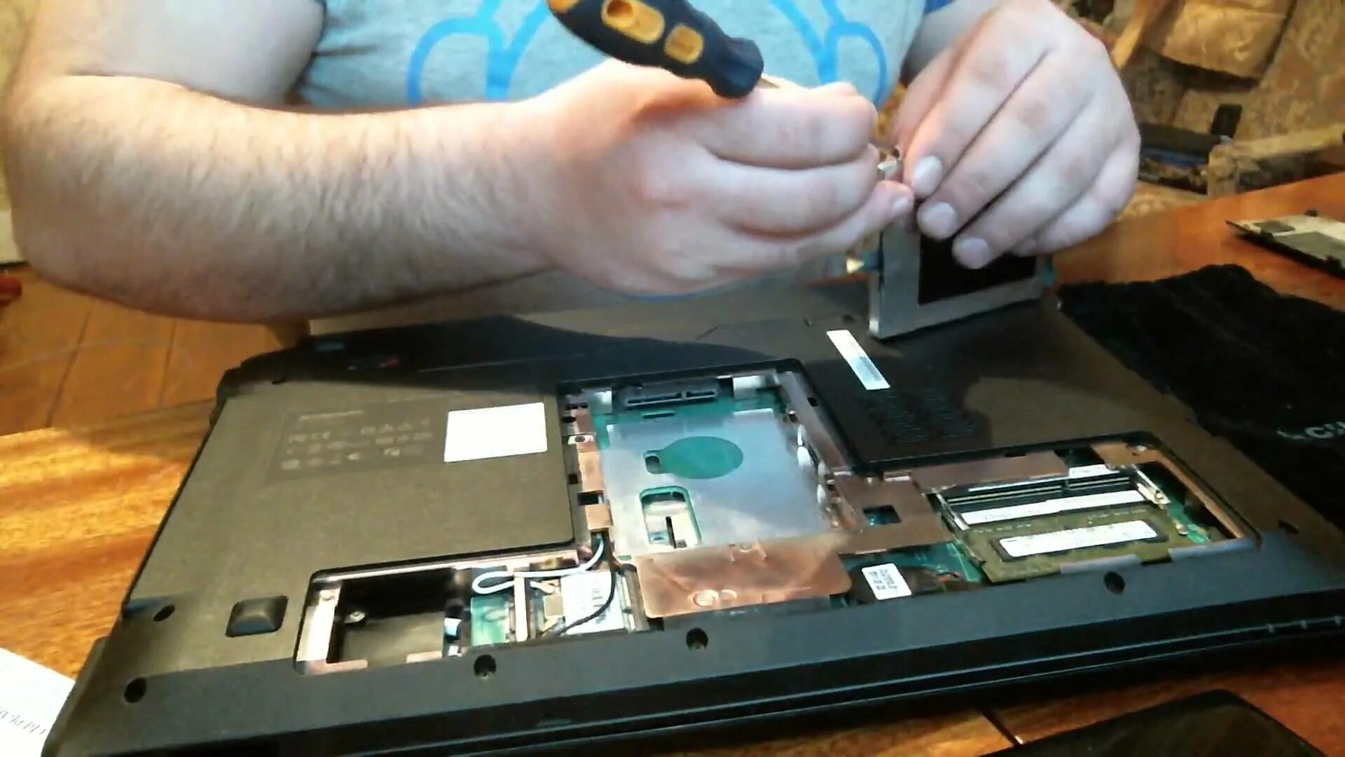 Как поменять жесткий на ноутбуке. Жёсткий диск для ноутбука леново. lenovo g780 жесткий диск. леново b575 жесткий диск. lenovo v580c крепление hdd.