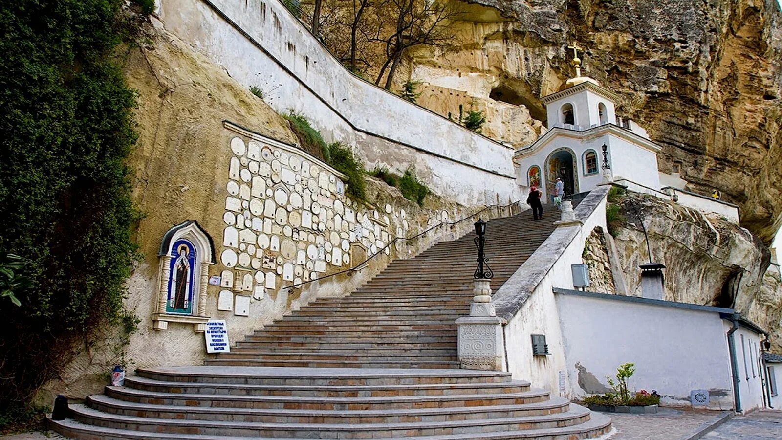 Монастырь в горе в крыму. Свято-успенский пещерный монастырь крым. свято-успенский пещерный монастырь бахчисарай крым. успенский пещерный монастырь бахчисарай. успенский мужской монастырь бахчисарай.