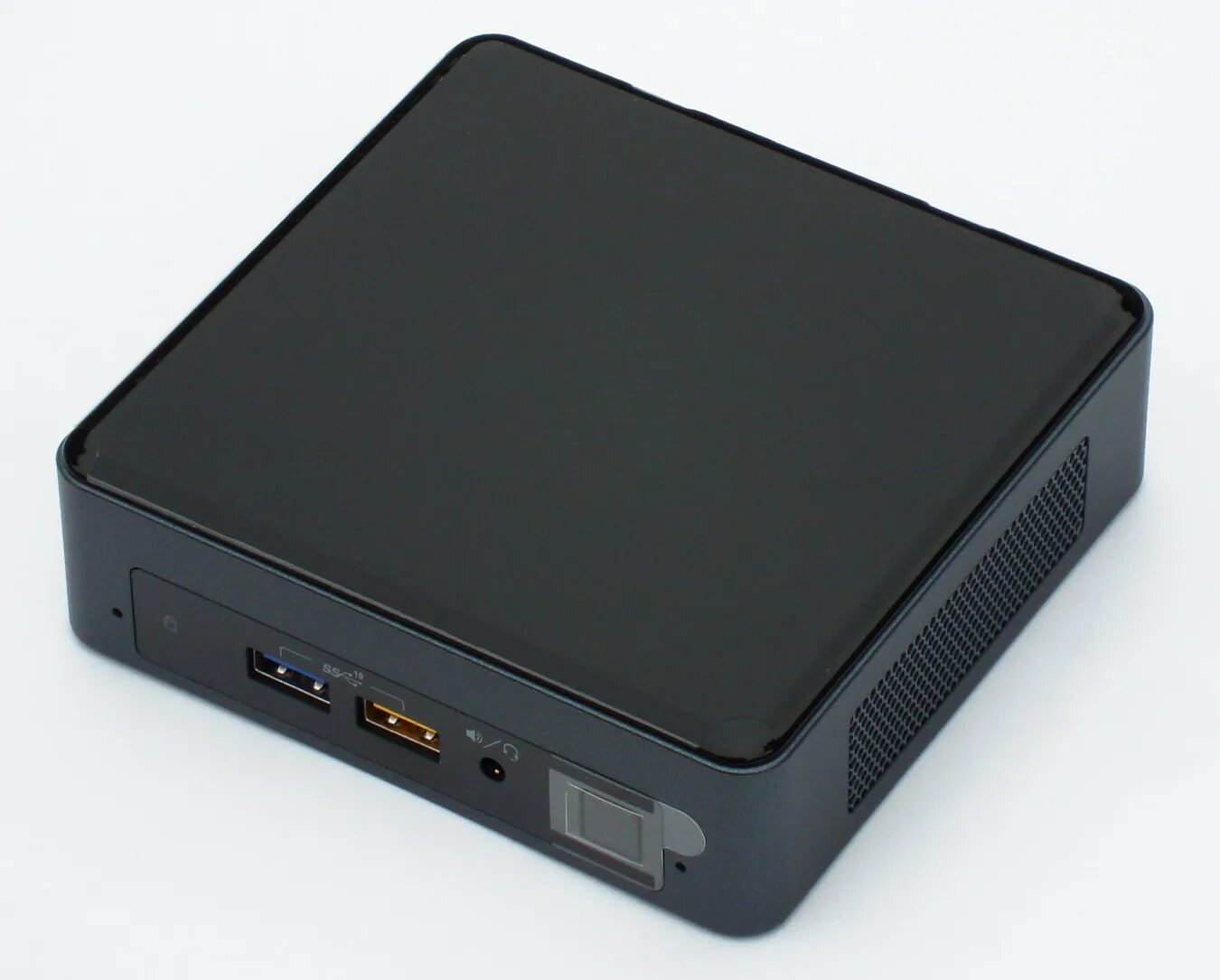 Платформа Intel NUC de3815tykhe. Неттоп Iru NUC 113. Mini PC Intel i7. Intel NUC на мониторе.