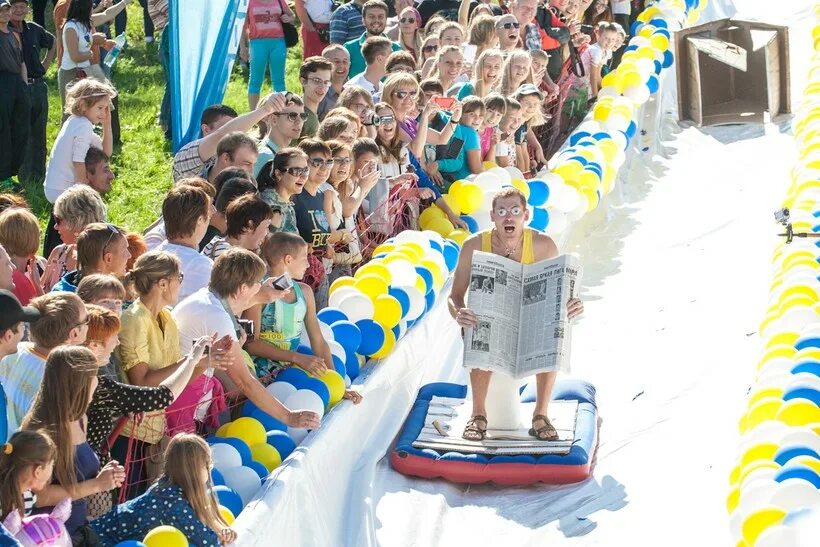 Фанпарк Бобровый Лог Красноярск аттракционы. Бобровый Лог Красноярск развлечения летом. Интересные развлечения на массовом празднике. Бобровый Лог летом развлечения.