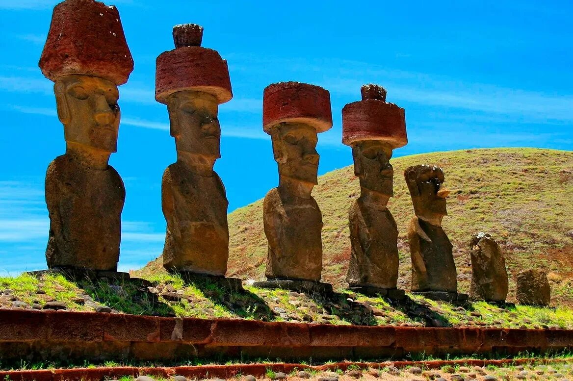 Какой стране принадлежат каменные статуи острова пасхи. Остров Пасхи статуи Моаи. Национальный парк Рапануи (остров Пасхи). Каменные истуканы острова Пасхи. Каменные статуи Моаи остров Пасхи Чили.