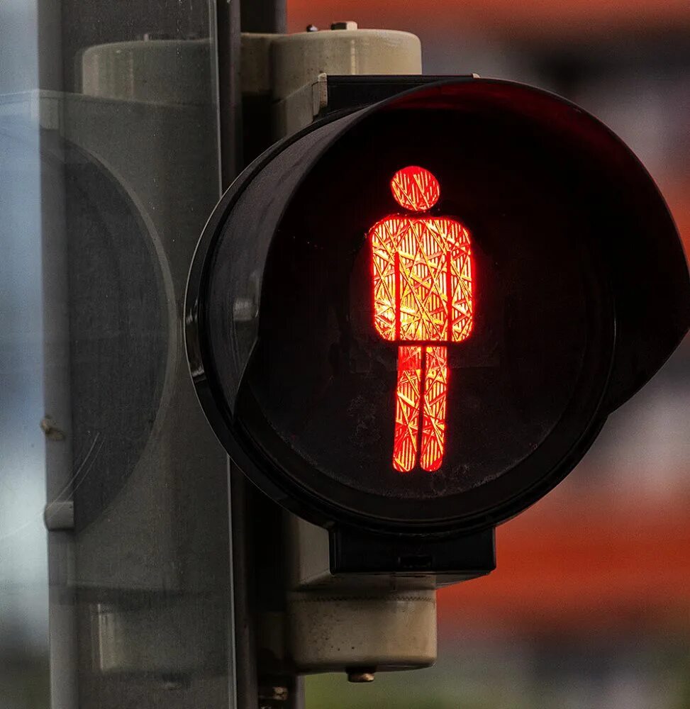 Камеры на светофорах в москве. Красный знак светофора. You stop at a red light. Светофор на трассе картинка. Красный свет светофора.