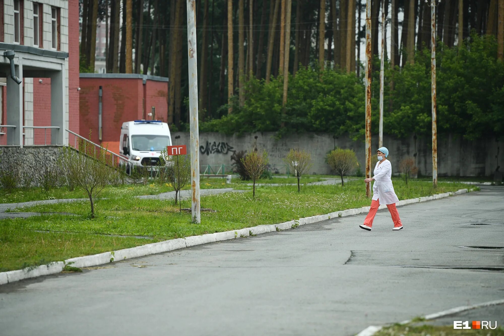 Свердловская психиатрическая больница екатеринбург. Остановка психбольница. Остановка психбольница Екатеринбург. Психбольница Екатеринбург Сибирский тракт 8. Психическая больница ЕКБ.