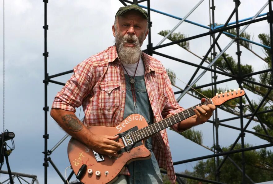 Seasick Steve инструменты. Seasick Steve 2023. Гитарист Стив блюз рок фестиваль Seasick. Seasick steve