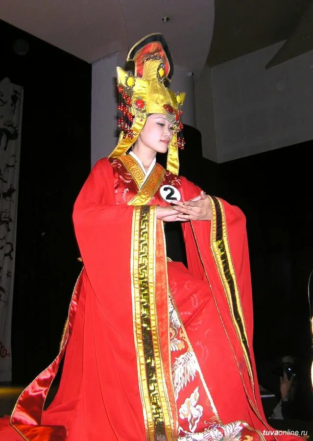 Таныштырылга дангына состери чараш. Тувинские национальные платья эдегей. Тамдагай долгармаа. Тувинские национальные платья эдегей. Дангына тажы томск 2019.