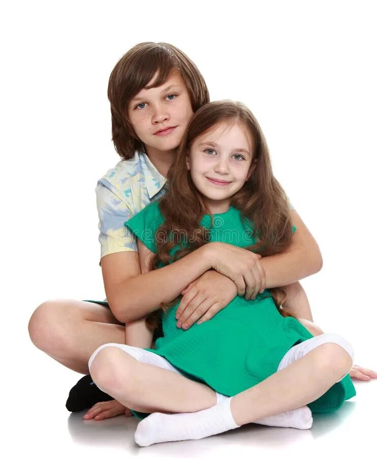 Старшая сестра и младший брат. Фотосессия с сестрой сидя. Подросток с младшей сестрой. Сестра обнимает брата.