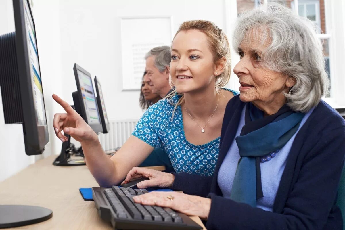 Пожилой человек за компьютером. Пенсионеры и компьютер. Пожилые за компьютером. Пожилые люди и компьютер.