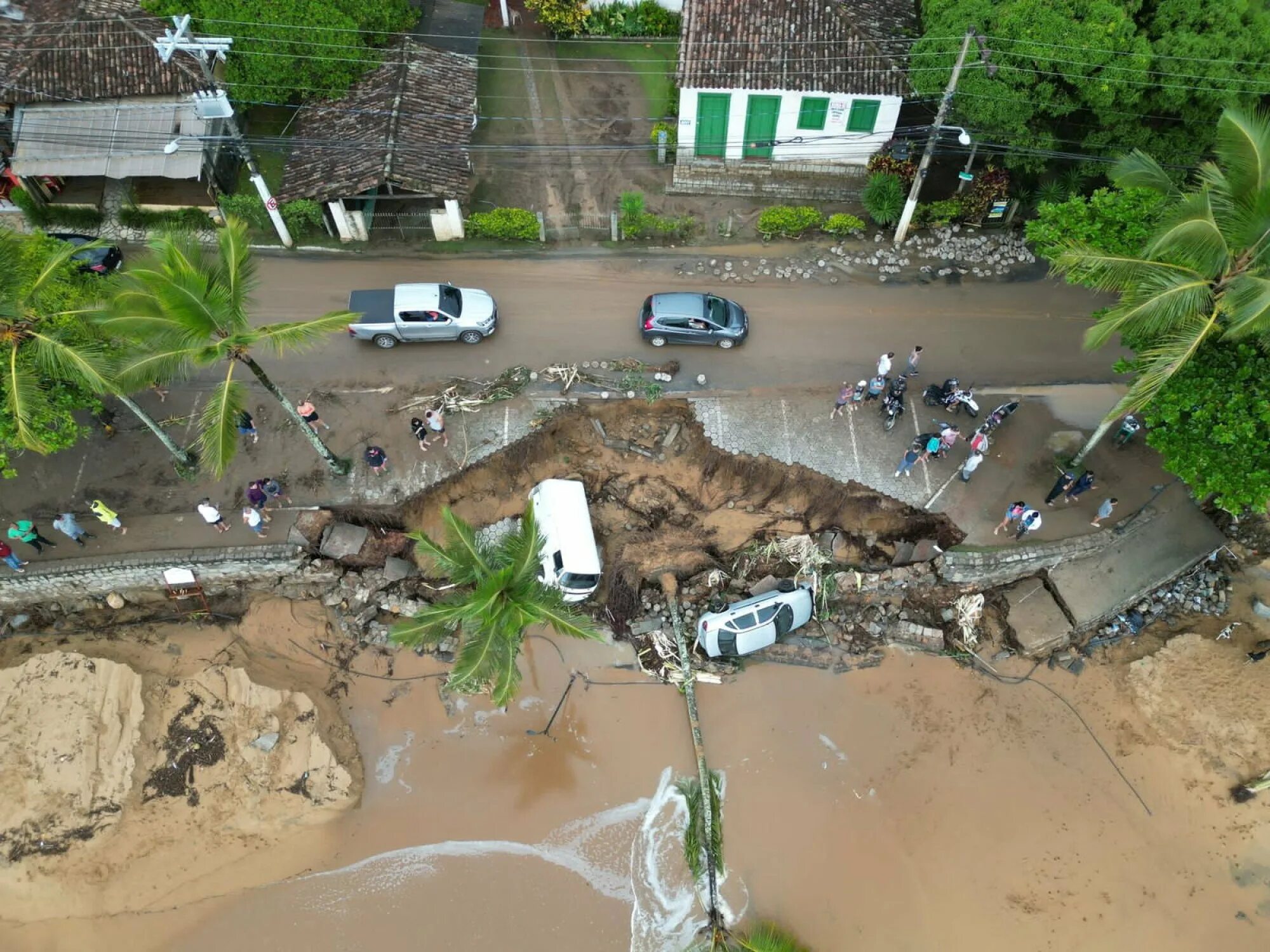 Rain damage. Наводнение в Бразилии 2023. Сан Паулу наводнение. Стихийные бедствия. Последствия наводнений.