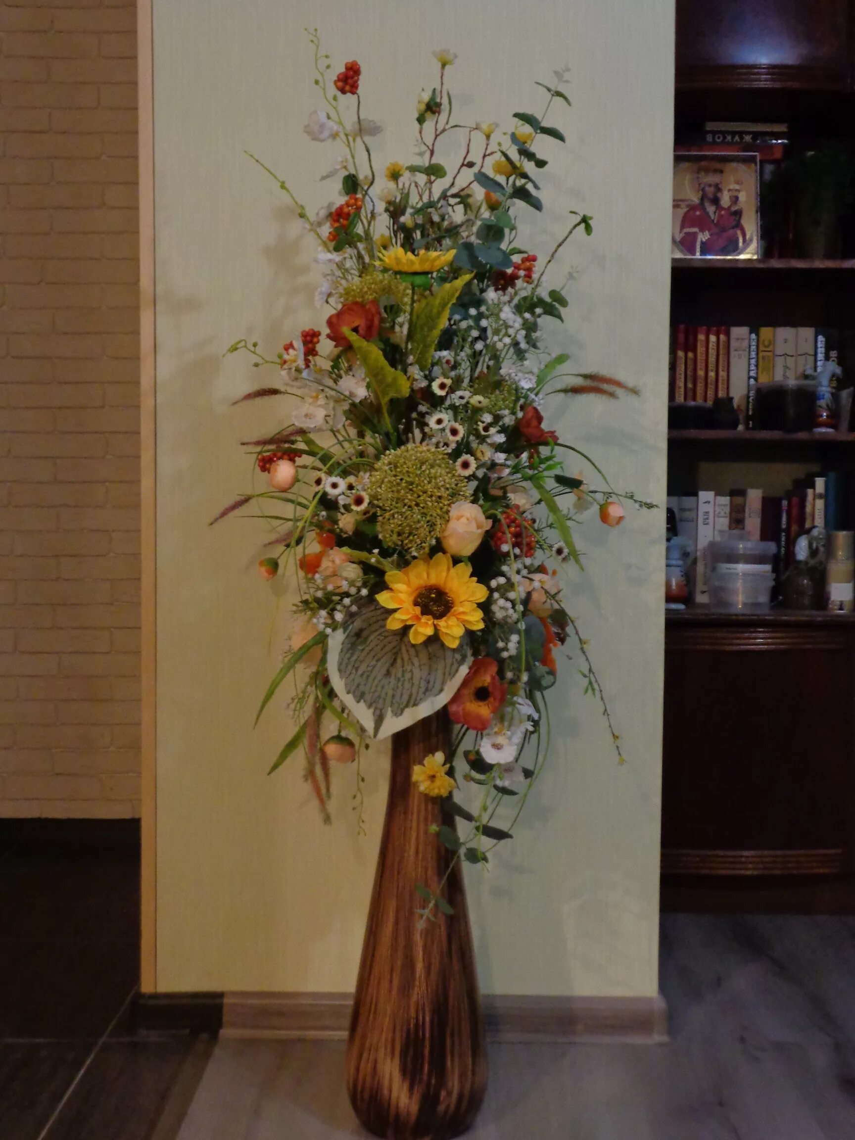 композиция в напольном кашпо. напольные интерьерные композиции. интерьерные композиции из искусственных цветов. напольные интерьерные композиции. напольные вазы для интерьера.