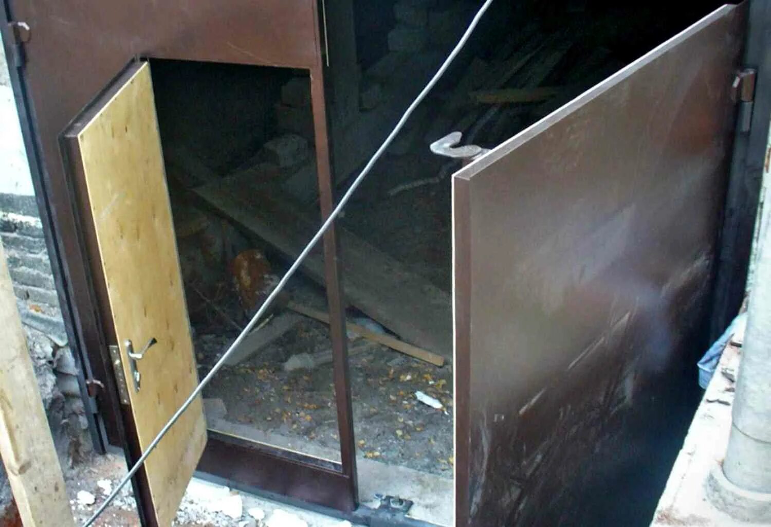 Как сделать гаражные. Металлические ворота для гаража. Распашные ворота для гаража. Створчатые ворота для гаража. Створчатые ворота для гаража.