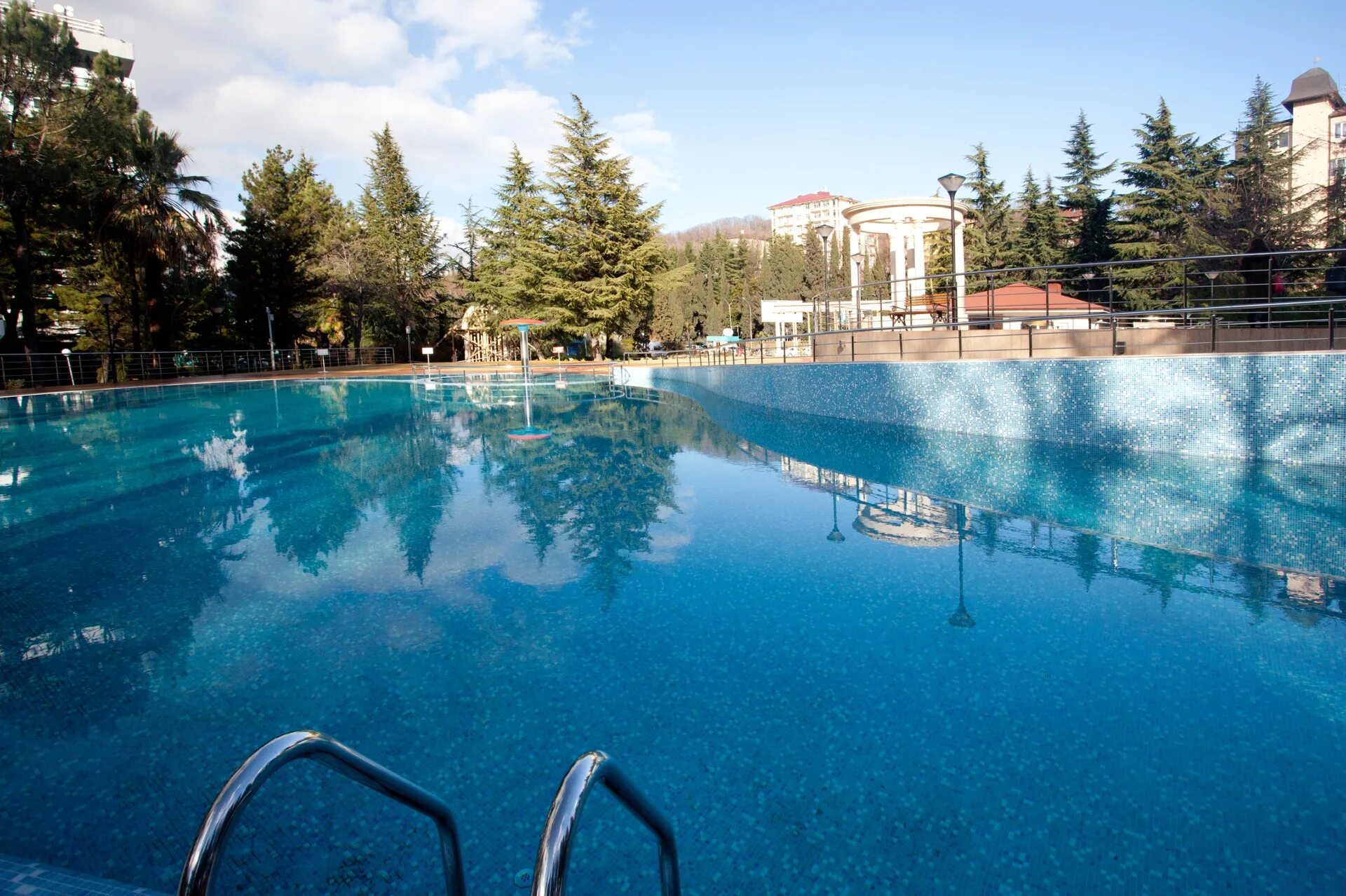 Санаторно-курортный комплекс знание сочи. Санаторно-курортный комплекс знание сочи. Адлер-сочи санаторий знание. Санаторий знание сочи 2023. Адлер-сочи санаторий знание.