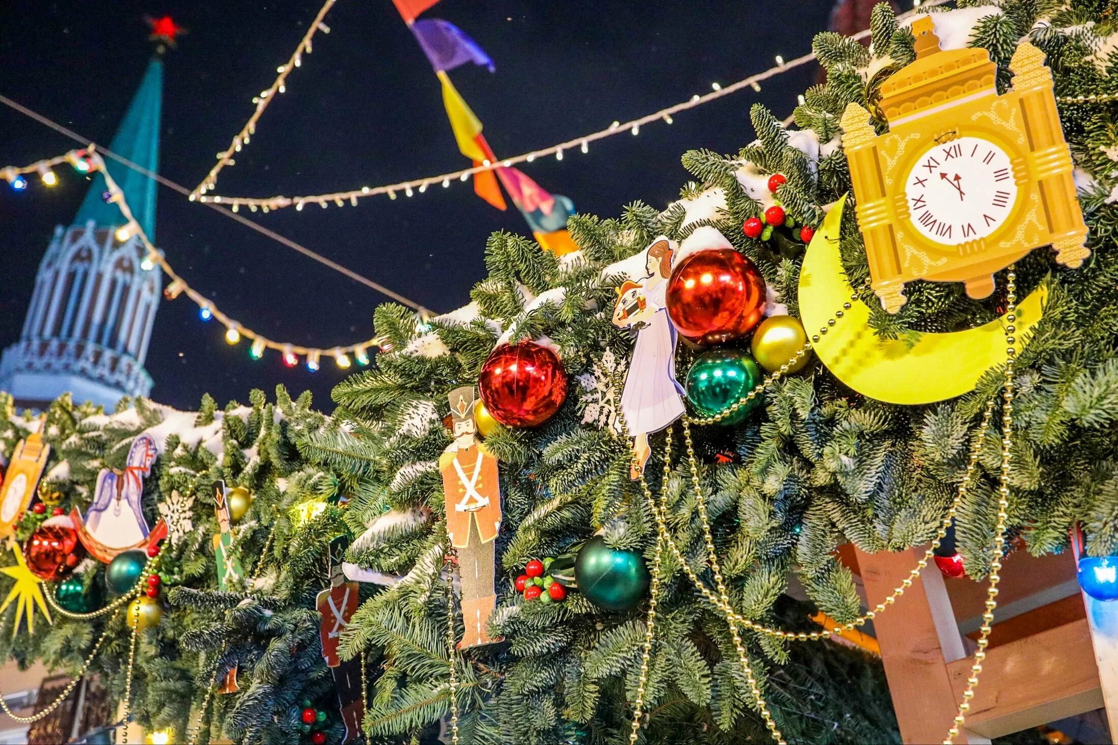 Новогодний интерактив с залом взрослые. Конкурсы на новый год для старшеклассников. Кремлевская новогодняя елка. Новогодние игры. Артисты на новый год в детском саду.