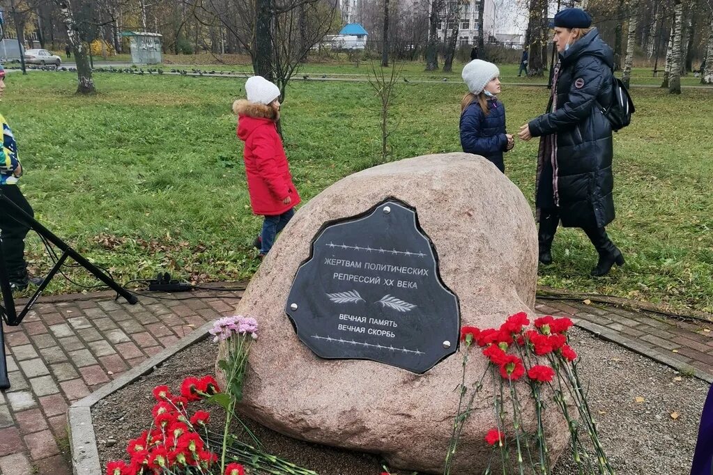 Дела жертв политических репрессий. Память политических репрессий. Мемориал жертв политических репрессий. Память политических репрессий. Реабилитированные жертвы политических репрессий.