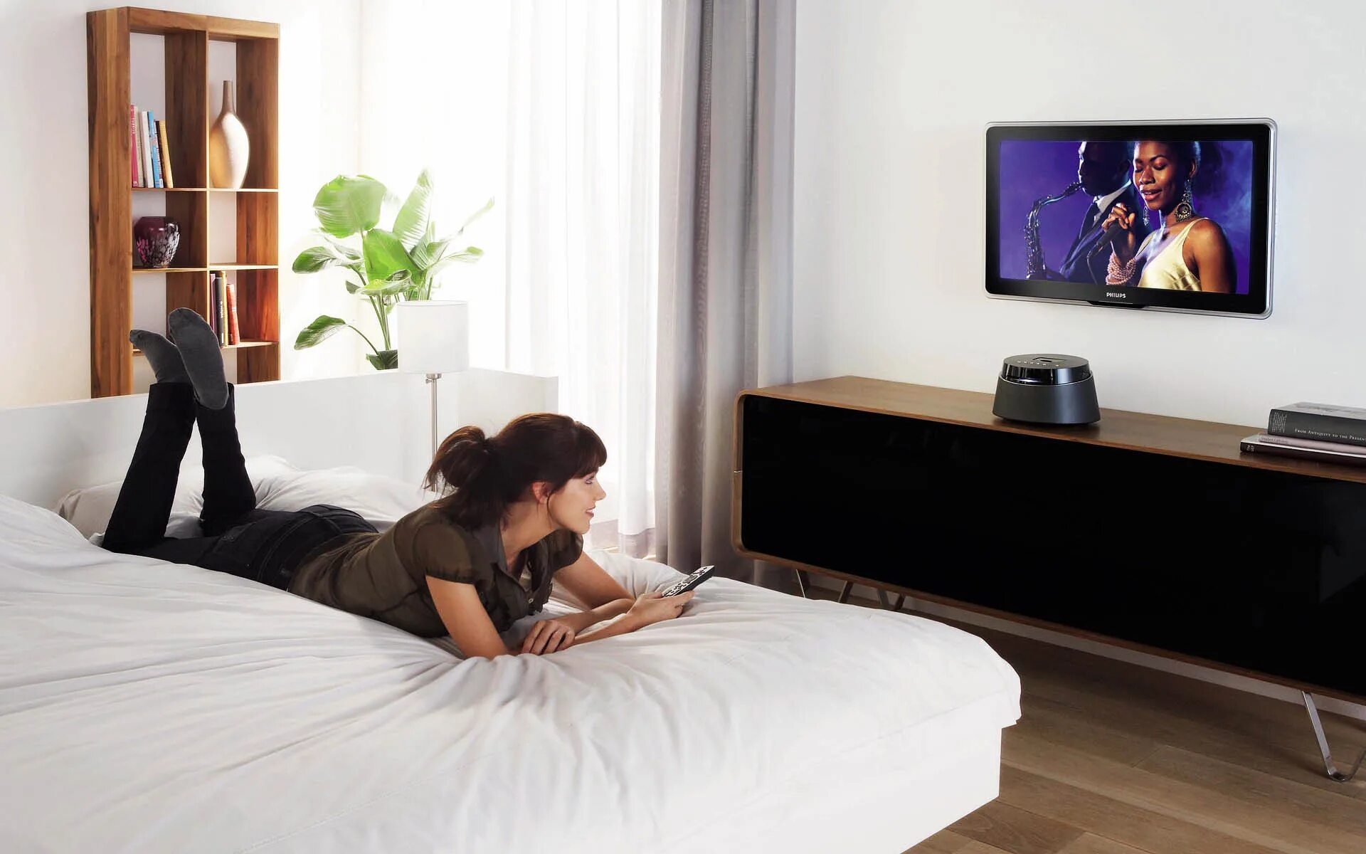 Видео просмотра телевизора. Телевизор в спальне. Высота телевизора в спальне. Лежит перед телевизором. Кровать и телек.