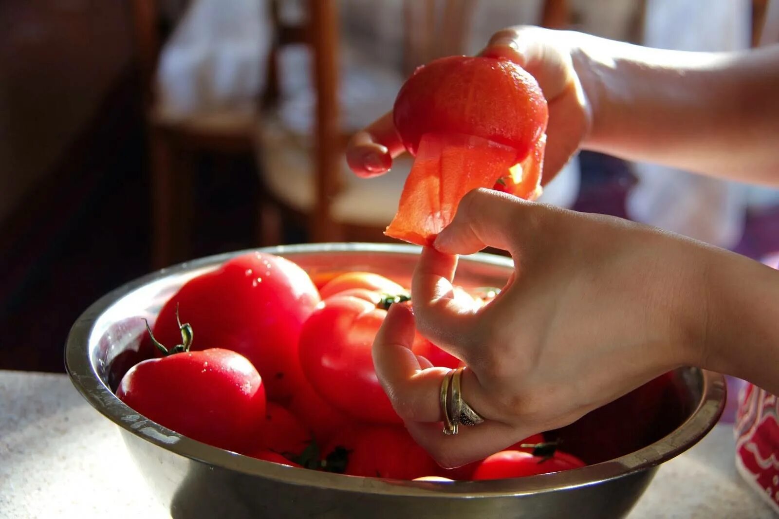 Кожура томатов. Помидоры обдать кипятком. Ошпаренные помидоры. Помидорная кожура. Очистить помидоры от кожуры.