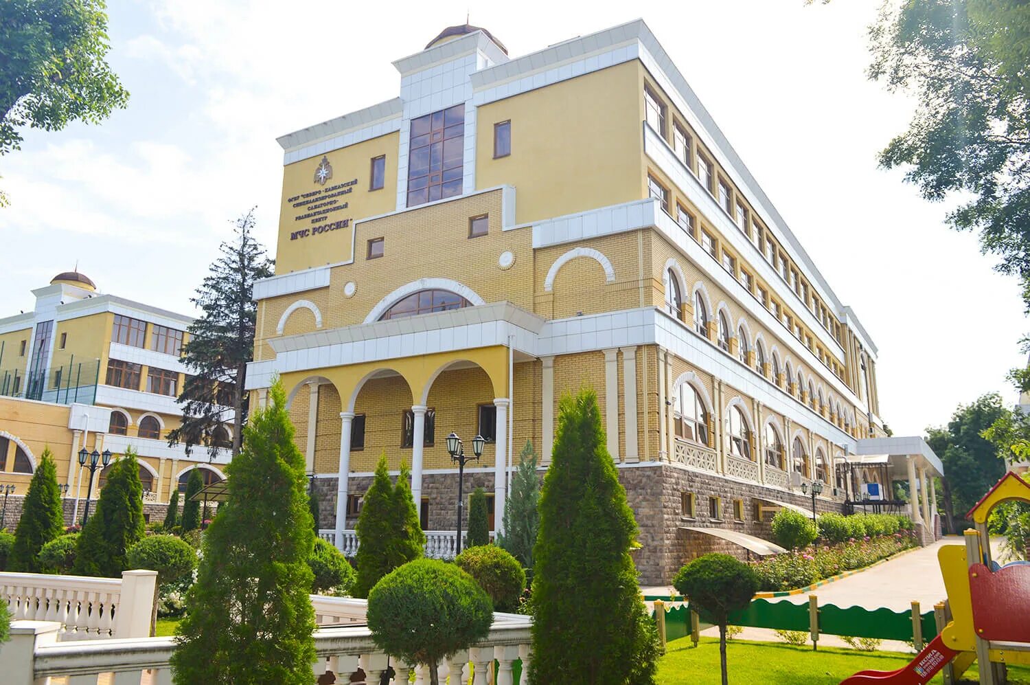 Кисловодск гостиница с бассейном и спа. Санаторий мчс россии кисловодск. Майер веда кисловодск. Пансионат в кисловодске все включено. Дворец нарзанов кисловодск.