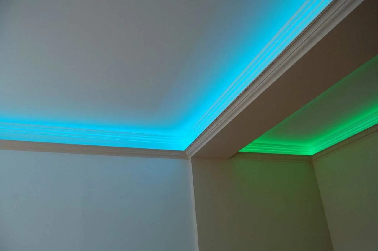 Купить потолки с подсветкой. Плинтус потолочный для РГБ ленты. Потолок с подсветкой. Потолочная подсветка. Диодная подсветка потолка.
