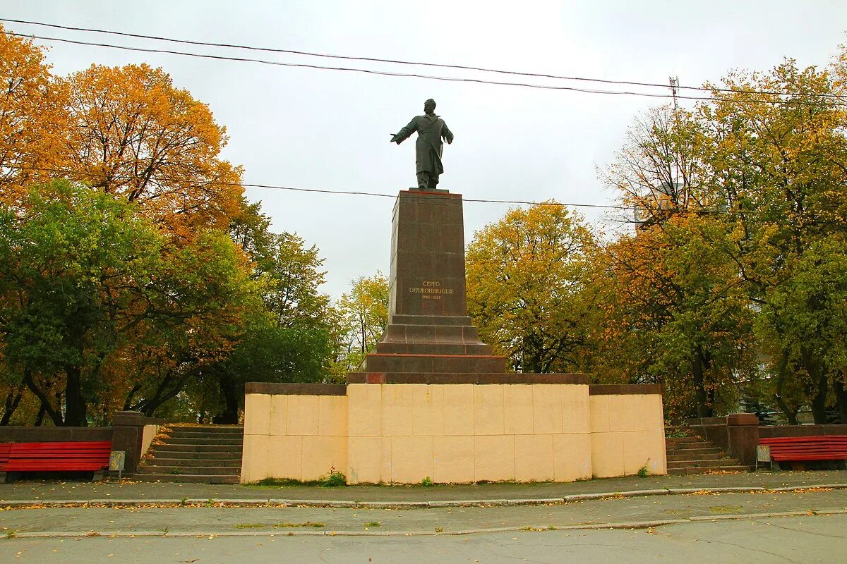 Памятник Серго Орджоникидзе Екатеринбург. Уралмаш памятник Серго Орджоникидзе. Памятник Серго Орджоникидзе Екатеринбург Уралмаш. Памятник Серго Орджоникидзе в г Орджоникидзе.