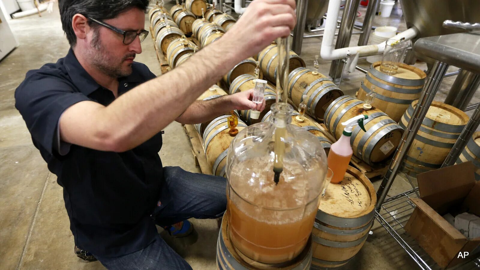 Пивной цех. Заводе варка. Спецодежда для пивоварения. Завод емкостного оборудования омск. Пивоварня завод.