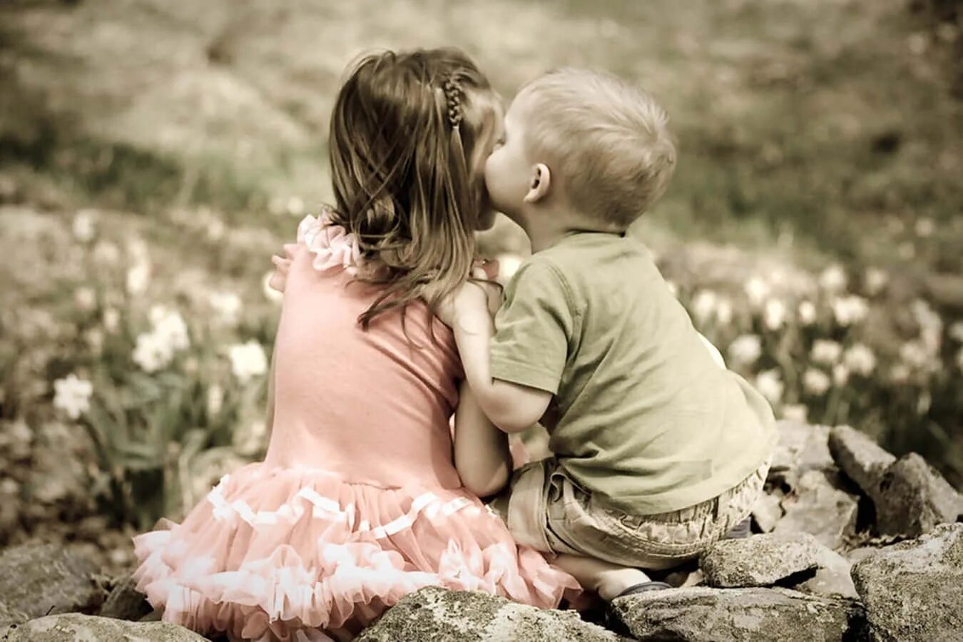 Детский поцелуй. Мальчик и девочка любовь. Мальчик и девочка маленькие. Малыши любовь.